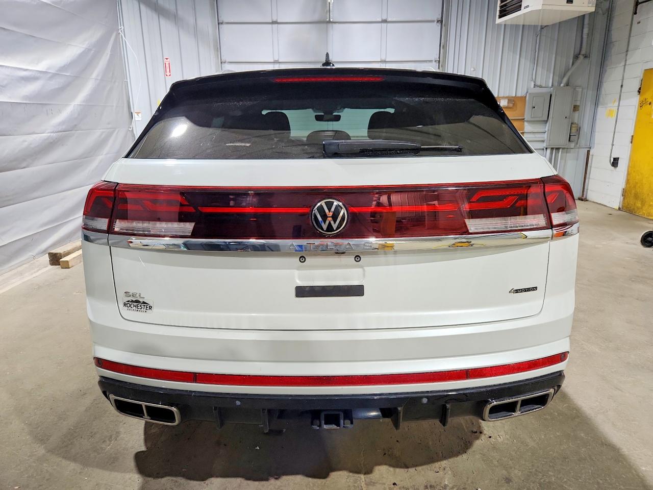 Volkswagen Atlas Cross Sport SEL R-Line 2024 5