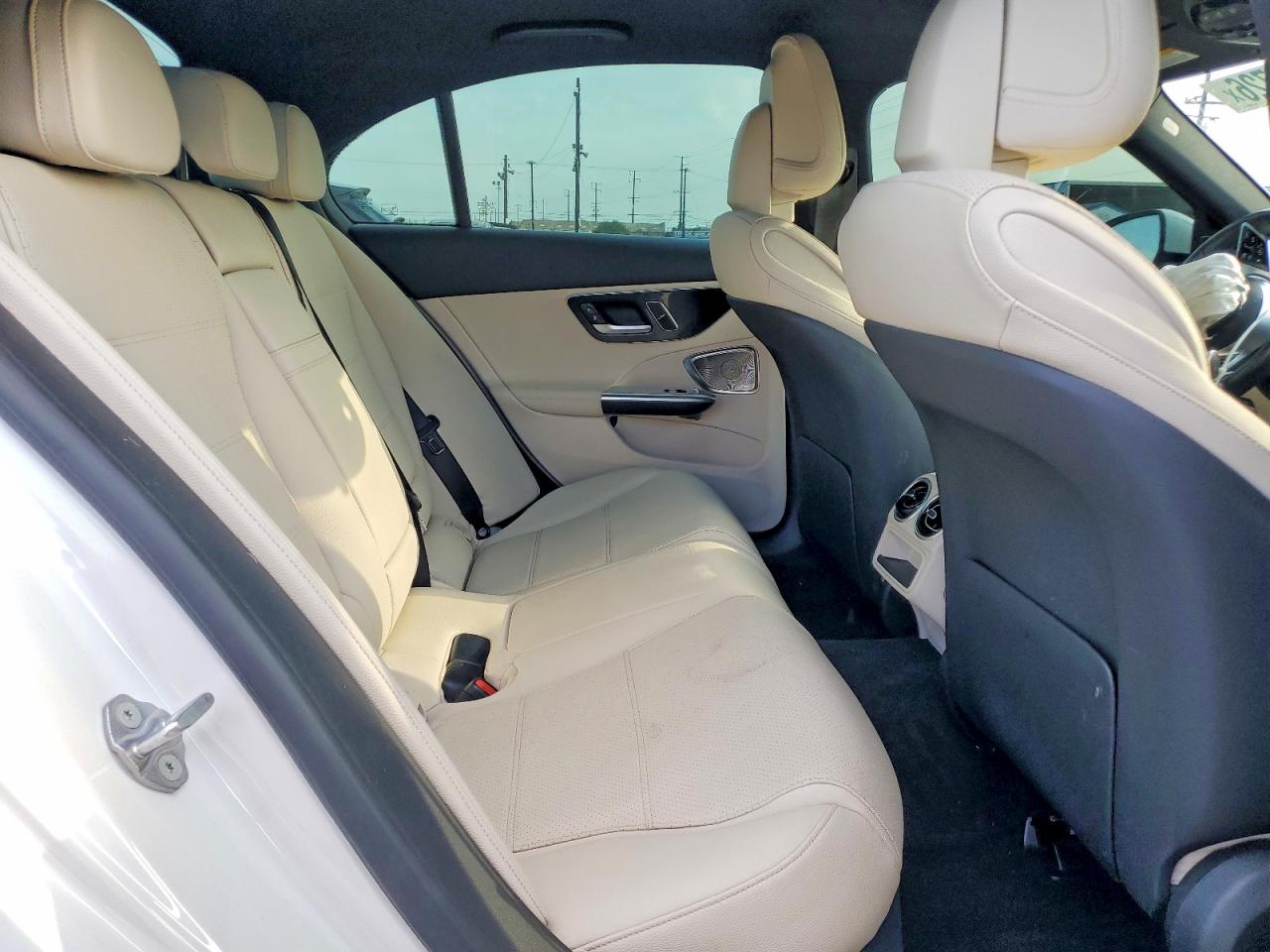 Mercedes-Benz C300 2023 9