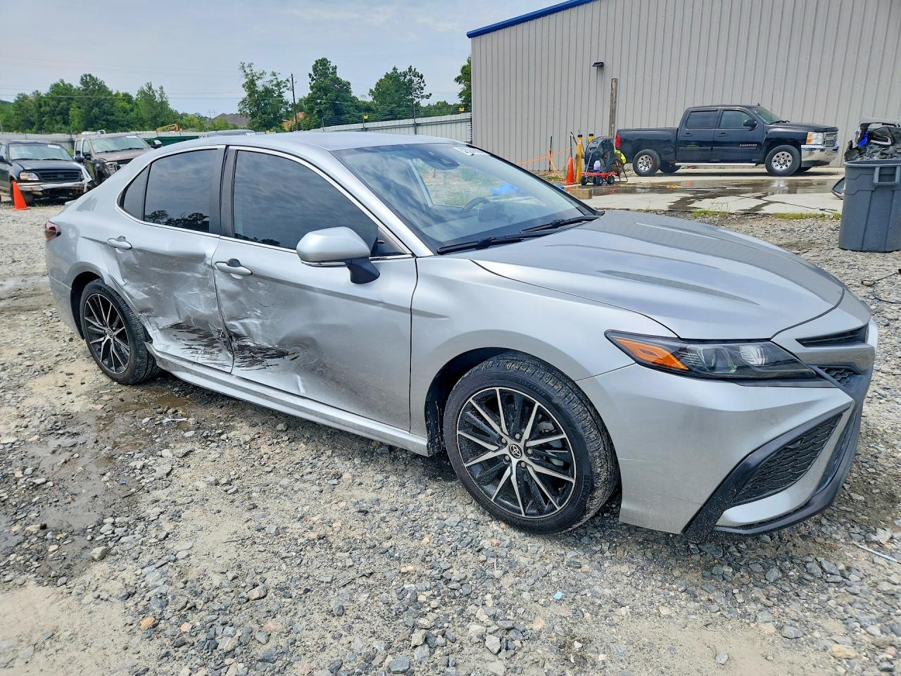 Toyota Camry SE 2022 3