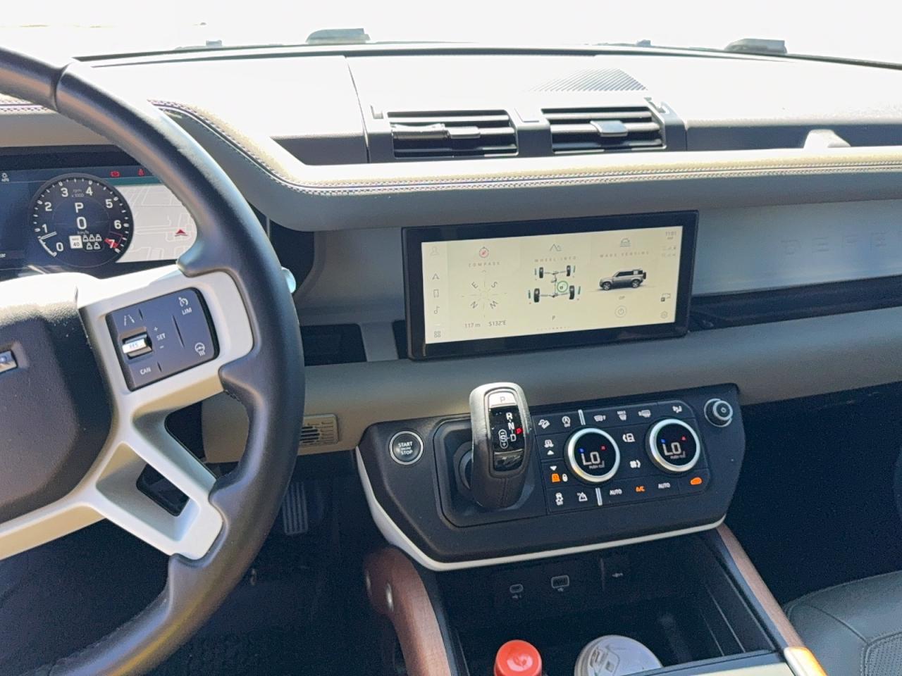 Land Rover Defender 110 S 2023 8