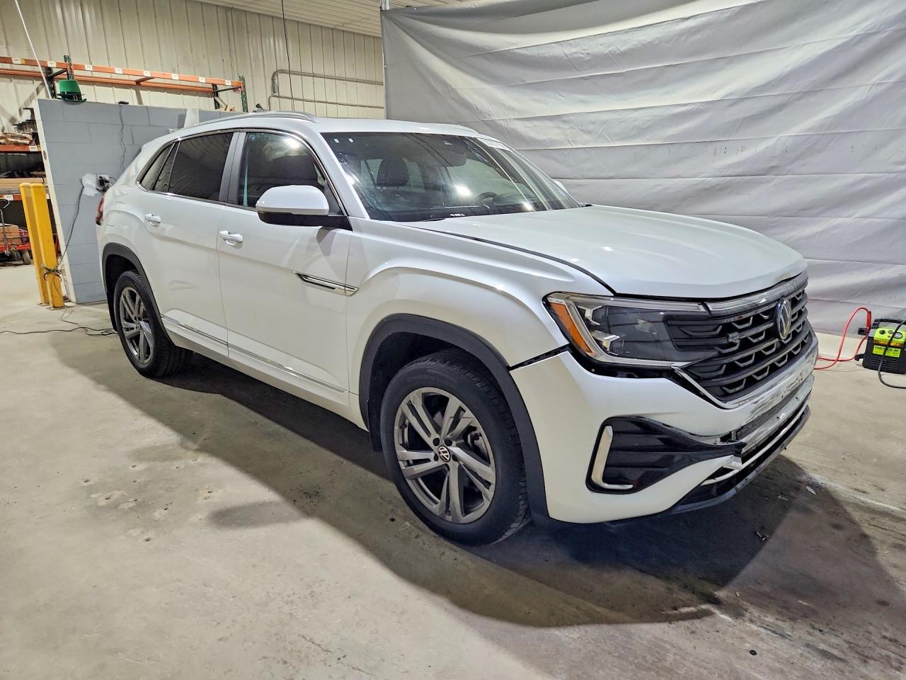 Volkswagen Atlas Cross Sport SEL R-Line 2024 3