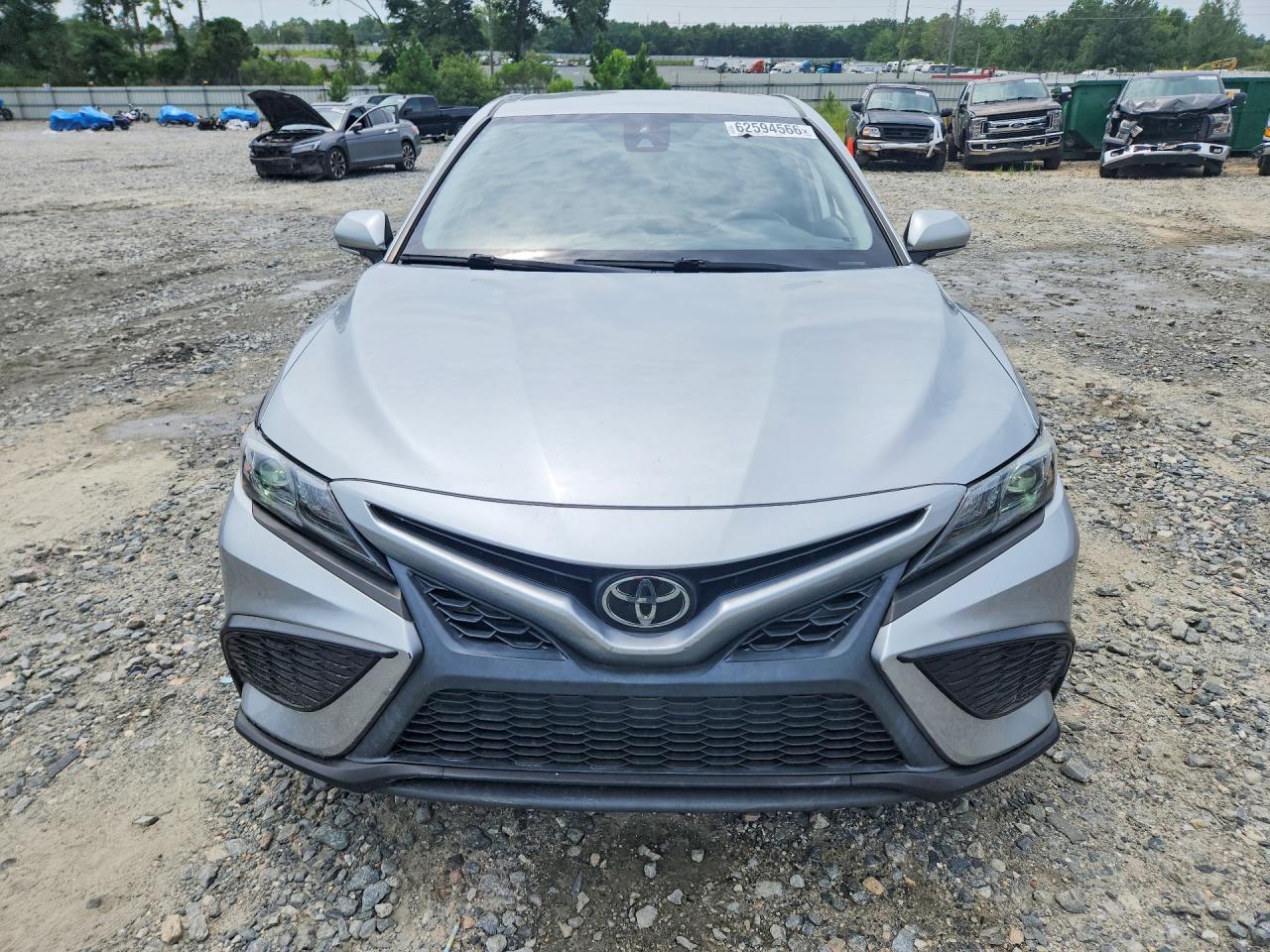 Toyota Camry SE 2022 4