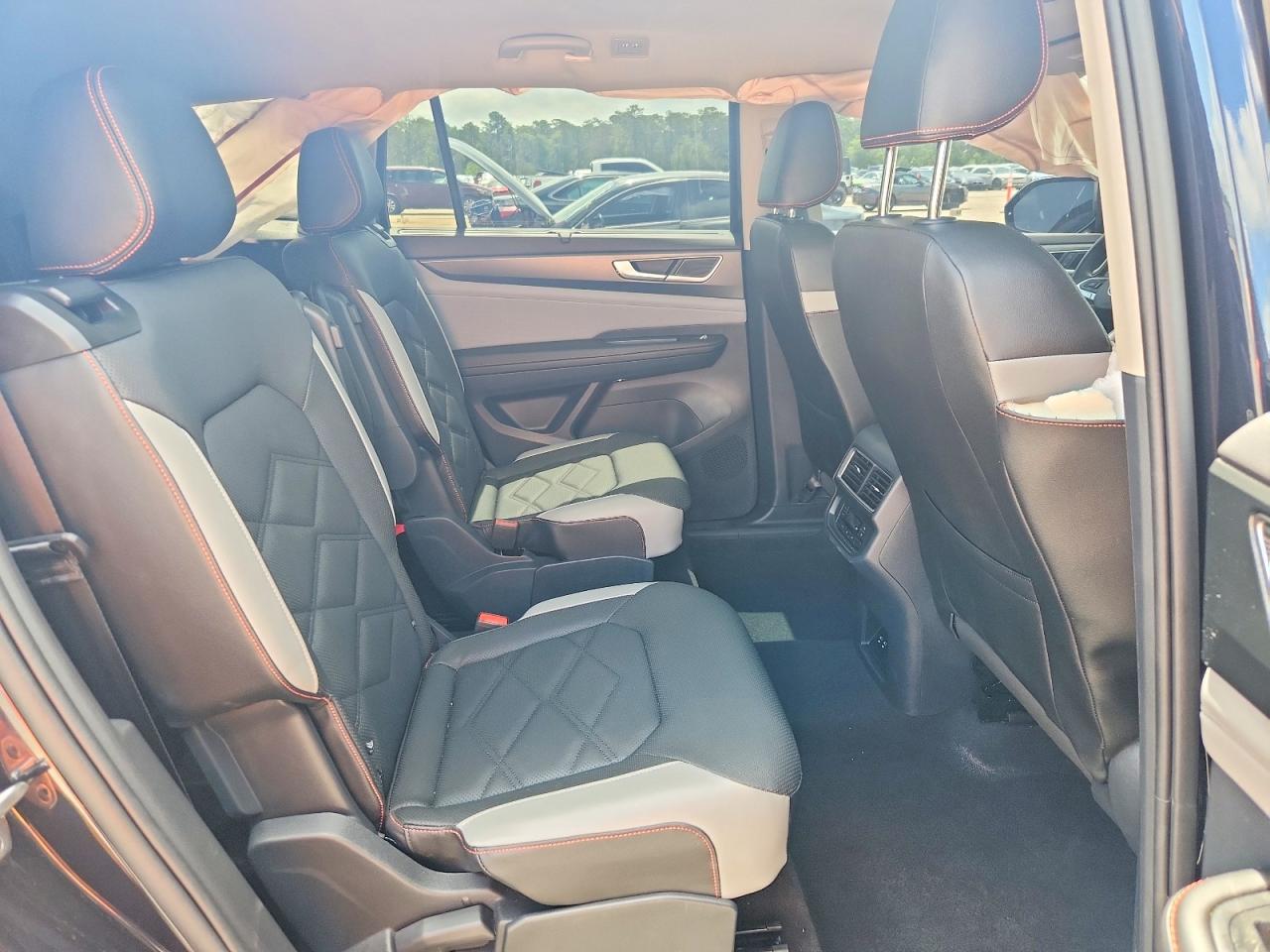 Volkswagen Atlas Peak Edition SE 2025 10