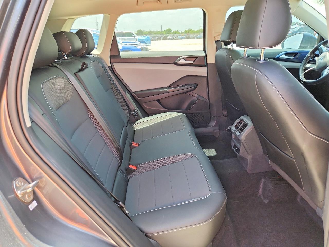 Volkswagen Taos SE 2022 10