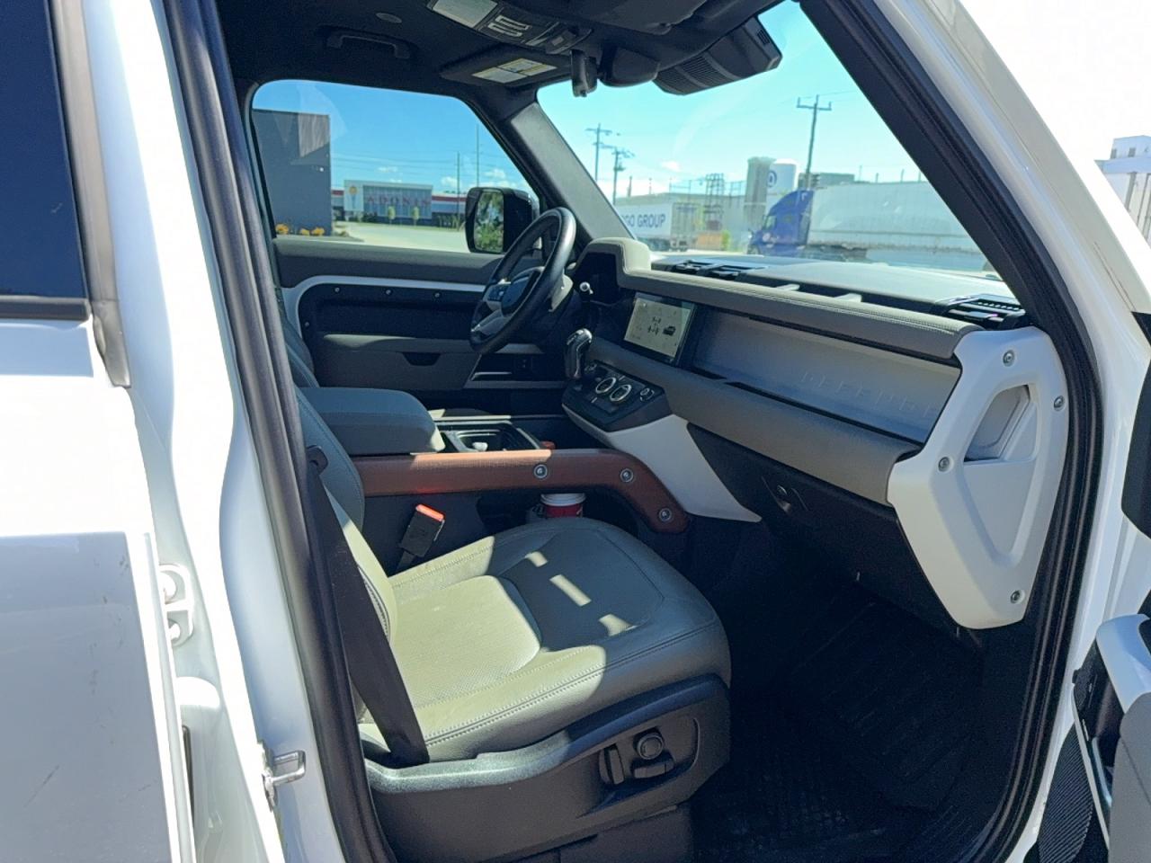 Land Rover Defender 110 S 2023 4