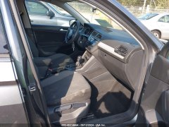 Volkswagen Tiguan S 2019 8