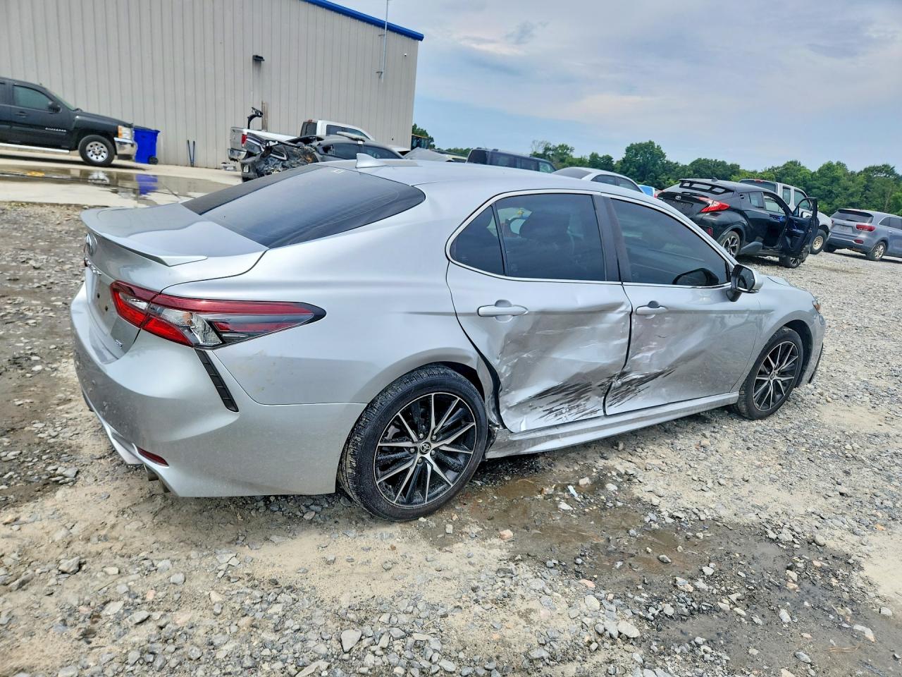 Toyota Camry SE 2022 2